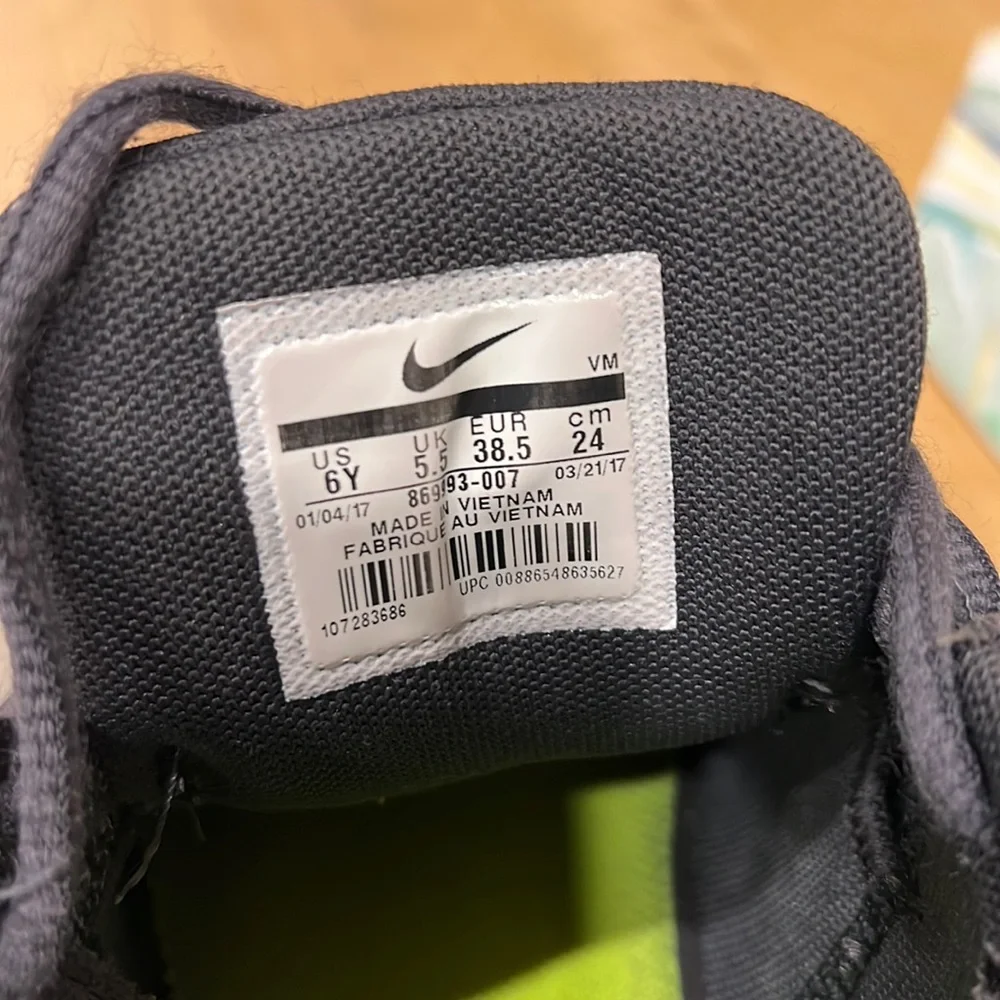 Nike AirMax Running Shoes, size 6 - Picture 9 of 12